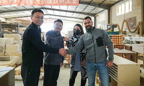 International-buyer-visiting-preschool-furniture-factory